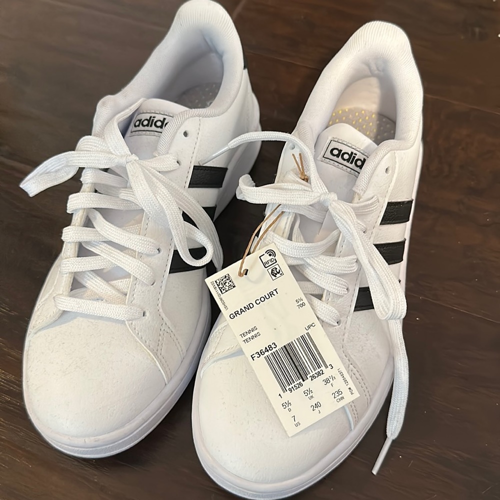 Adidas size 7 Grand Court